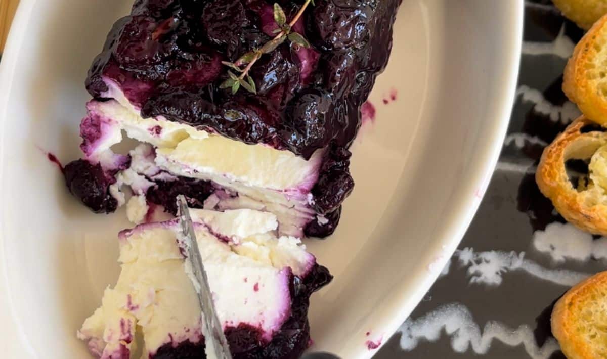 goat cheese log with fruit