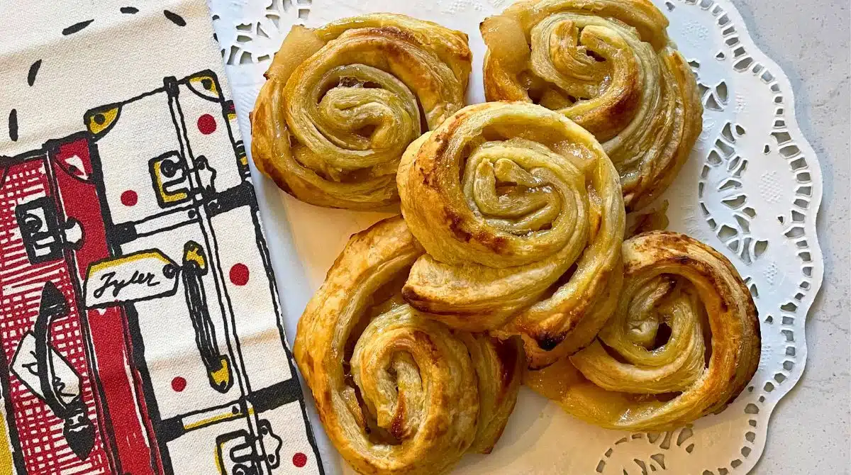 Apple Pie Bites With Puff Pastry (2 Ingredients!) - Career Girl Meets...